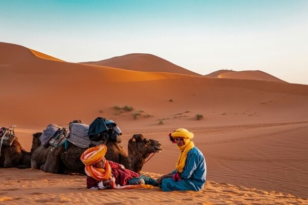 Kamelenrit door de Sahara-woestijn