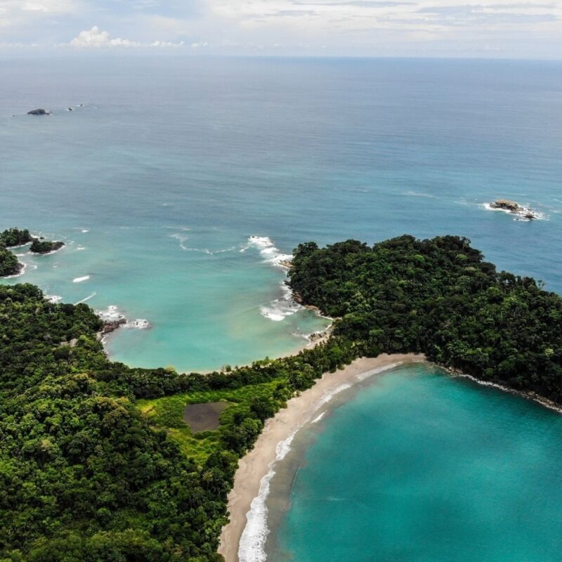 Costa Rica - Manuel Antonio National Park - Playa Manuel Antonio (links) en Playa Espadilla (rechts)